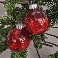 røde-glasklare-med-glimmer-indeni-julekugler-gamle-juletræskugler